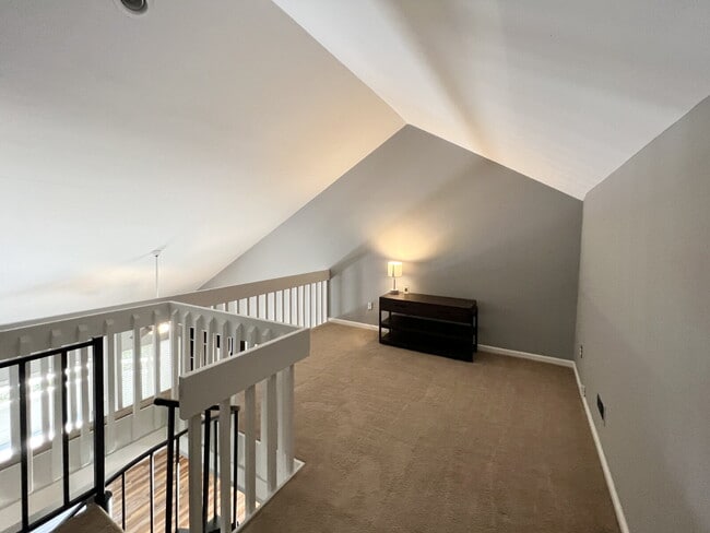 Building Photo - Freshly Updated Condo!