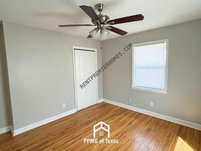 Building Photo - 1000 Lessel Dr