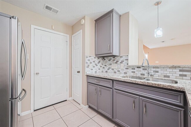 Building Photo - 8714 Ashlawn Dr