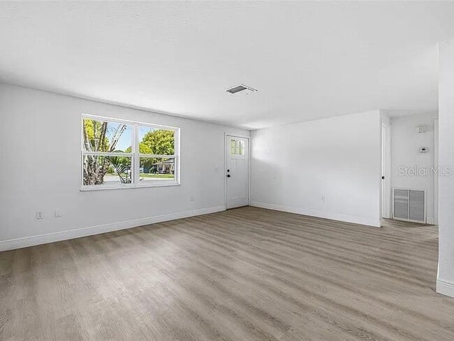 Building Photo - 39252 Heights Ave