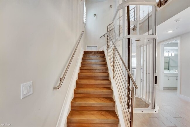Building Photo - 3 br, 4.5 bath Townhome - 1045 Harbor Vill...