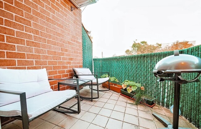 Building Photo - Contemporary Living Starts Here