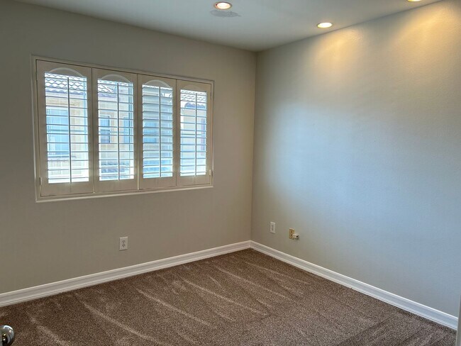 Building Photo - Updated 3 Bed/2.5 Bath Townhome in Gate Community in Anaheim