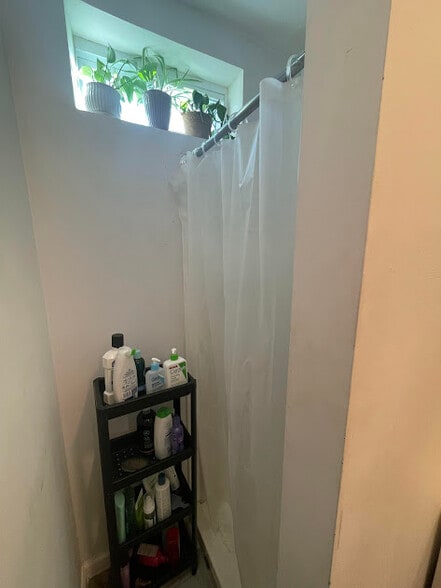 Full Bath - 4224 Powelton Ave