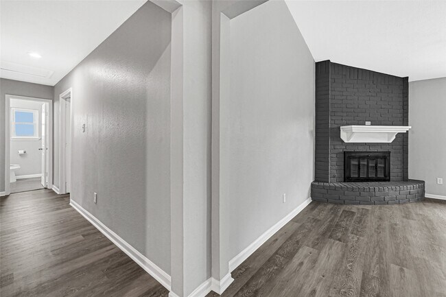 Building Photo - 7410 Woodoak Dr