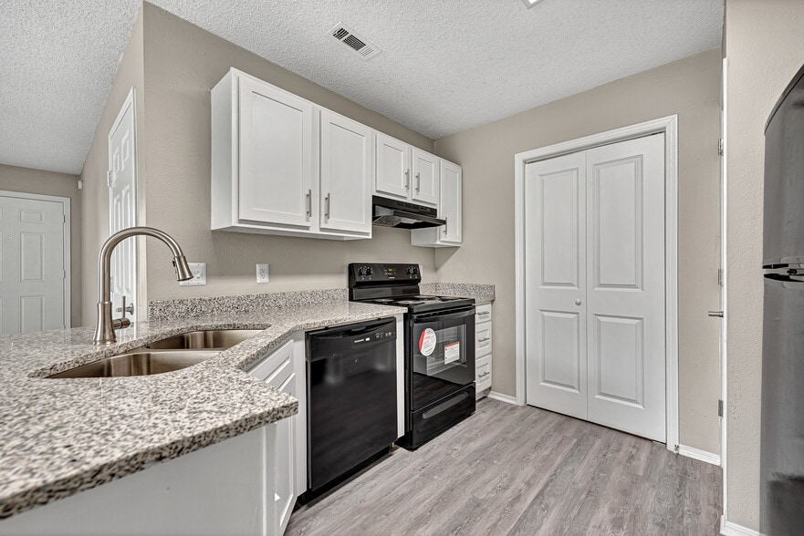 Building Photo - 4660 W Dover St