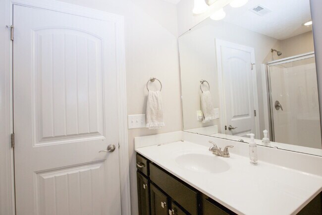 Building Photo - "Large 3-Bedroom plus BONUS Retreat with S...