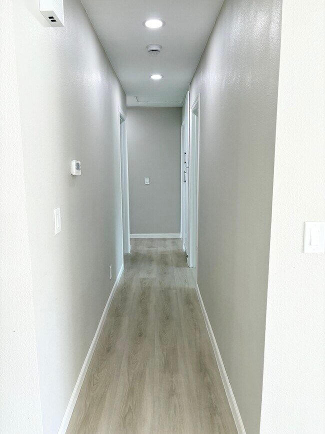 Building Photo - 3571 Lake Crest Dr