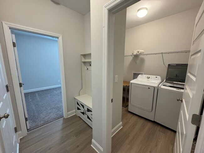 Building Photo - Look and lease in Athens .,M8 N766 M,