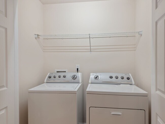 Building Photo - 3 bedroom 3 bath  Townhouse in Cobblestone...