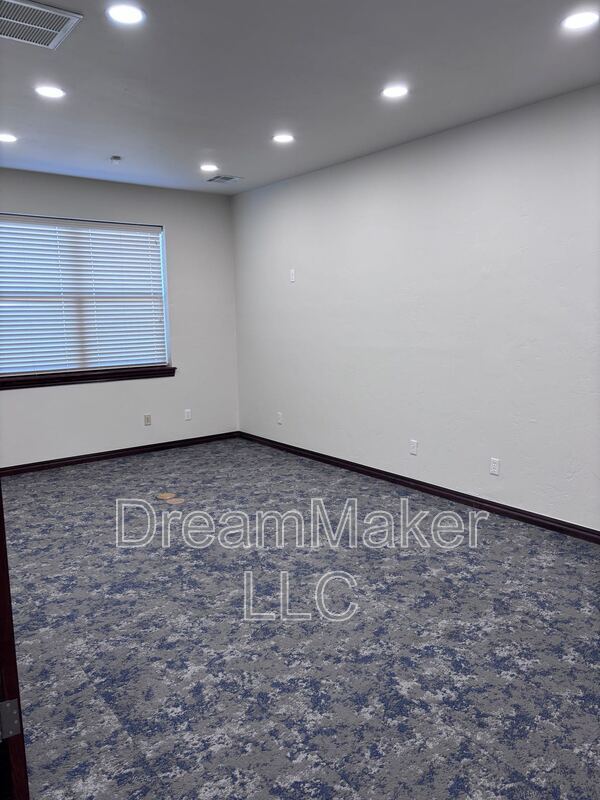 Building Photo - 2815 SE 44th St