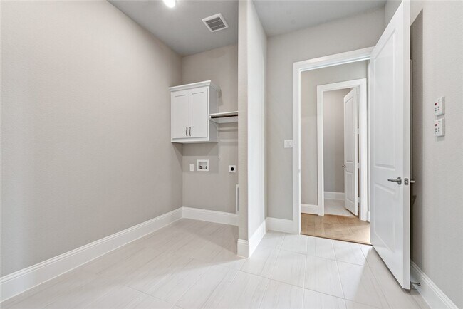 Building Photo - 813 Gallant Fox Trail