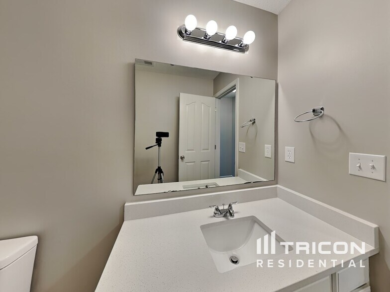 Building Photo - 937 Anchor Way NE