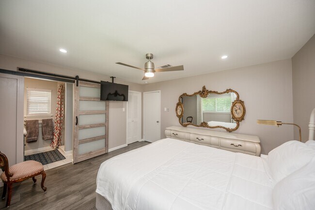 Building Photo - 926 Chantilly Ln