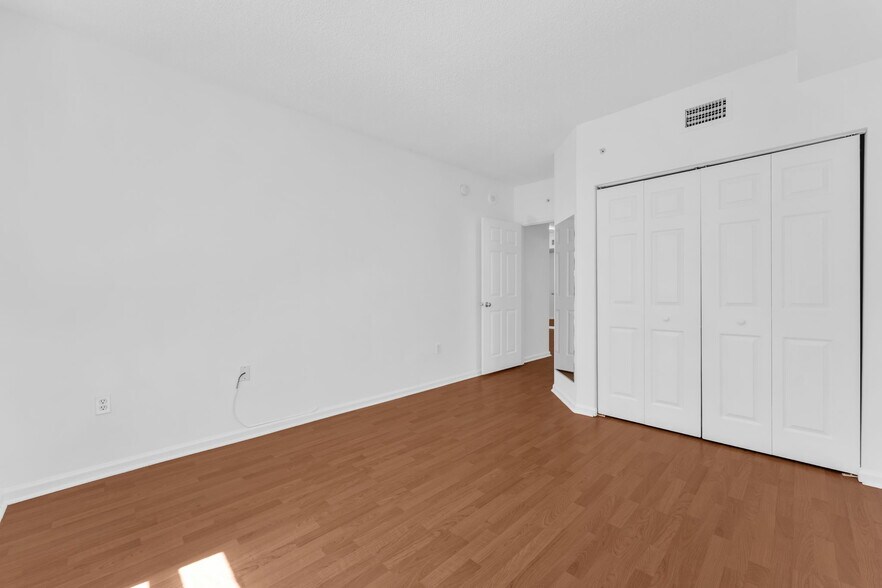 Building Photo - 17100 N Bay Rd