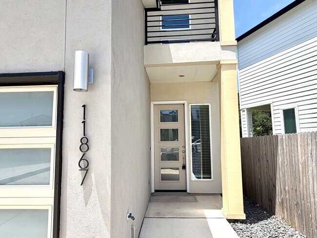 Building Photo - Luxury 3/2.5 Townhome