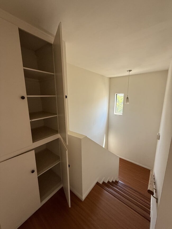 Building Photo - Spacious and light-filled 3-bedroom, 2.5-b...