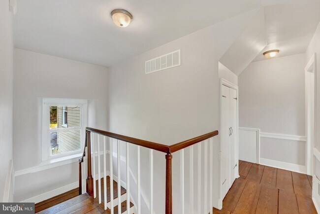 Building Photo - 211 Gale Ln