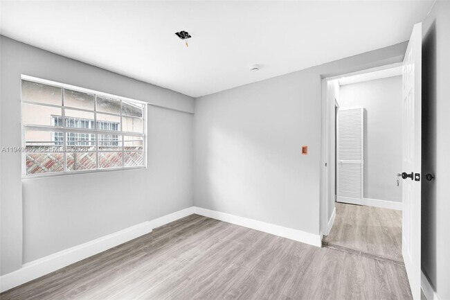 Building Photo - 645 NE 149th St