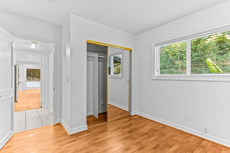 Building Photo - 4920 Tarzana Woods Dr