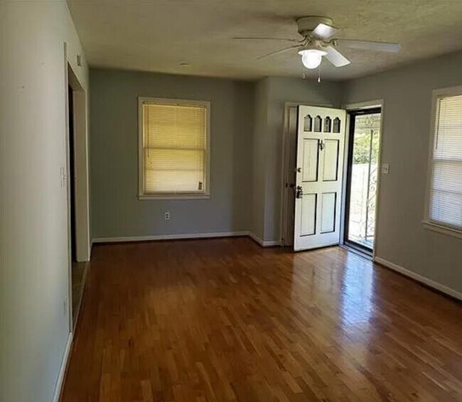 Building Photo - 215 Dixon Cir