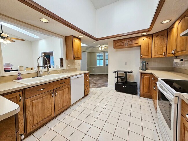 Building Photo - Charming 2 Bed, 2 Bath Home for Rent in Spring Hill (34609) – Spacious, Bright, and Perfectly Loc...