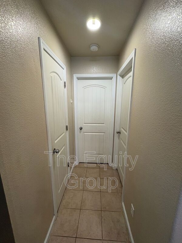 Building Photo - 3316 W Wren Ave