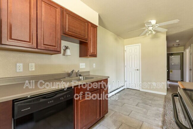 Building Photo - 695 Manhattan Dr