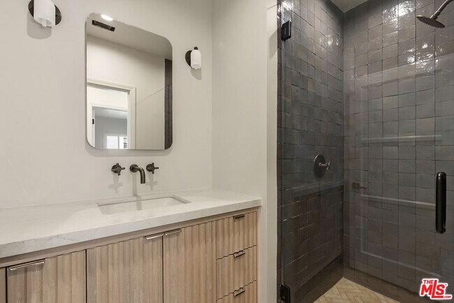 Building Photo - 428 S Bedford Dr