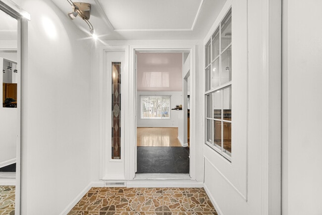 Building Photo - 533 Lyon Dr