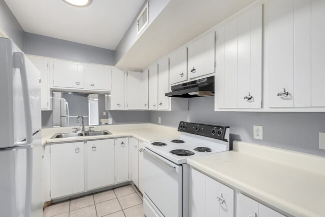 Primary Photo - 2413 W Hazelwood St