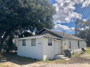 Building Photo - 3BR/1BA with HUGE Backyard, Laminate Wood ...