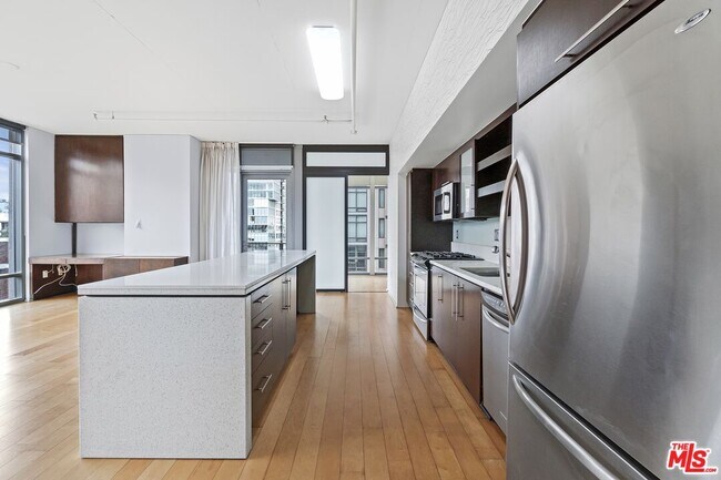 Building Photo - 1100 S Hope St