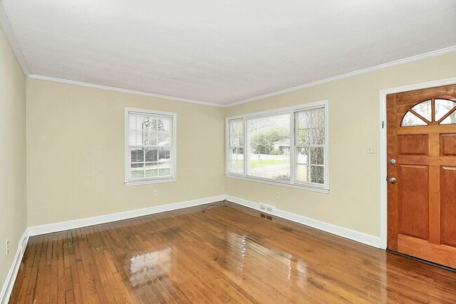 Building Photo - Charming 2BD/1BA Duplex