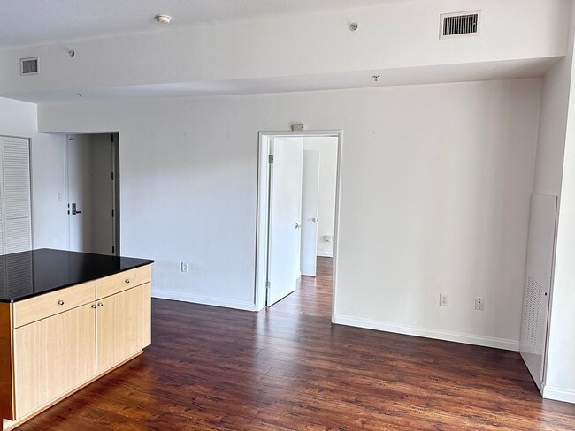Building Photo - Modern Downtown Long Beach Condo with Ocea...