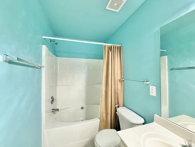 Building Photo - **OFFERING REFUNDABLE APPLICATION FEES** Stunning 3BD, 4BA Morrisville Townhome in an HOA Communi...