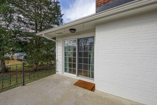 Building Photo - Oak Ridge 37830 - 3 bedroom 1 bath home - Contact Xavier Garcia 865-333-0726