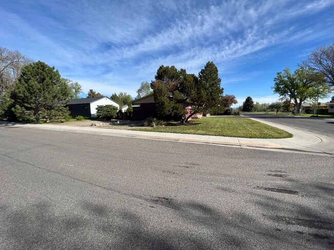 Building Photo - 3 Bed 2 Bath House with Attached 2 Car Garage & Trailer Parking