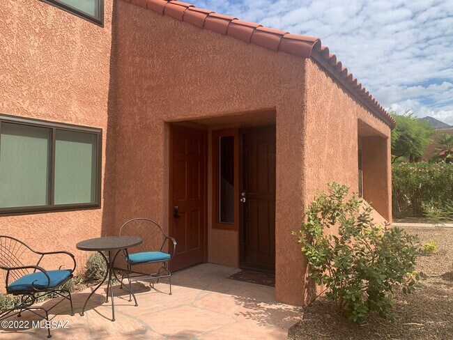 Building Photo - 5051 N Sabino Canyon Rd