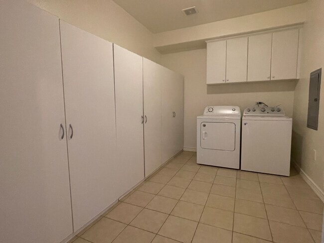 Building Photo - Top floor Playa Vista Condo 2+2