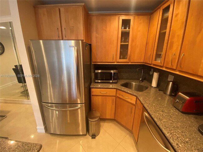 Building Photo - 6471 Bay Club Dr