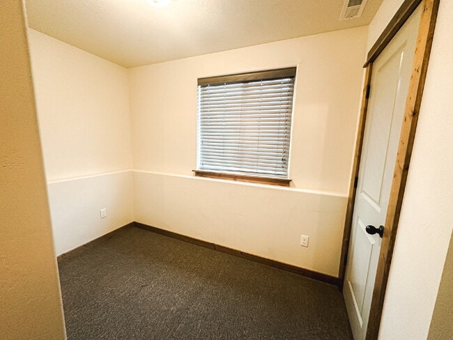 Building Photo - 3 Bedroom, 1 Bathroom Lower Level Duplex
