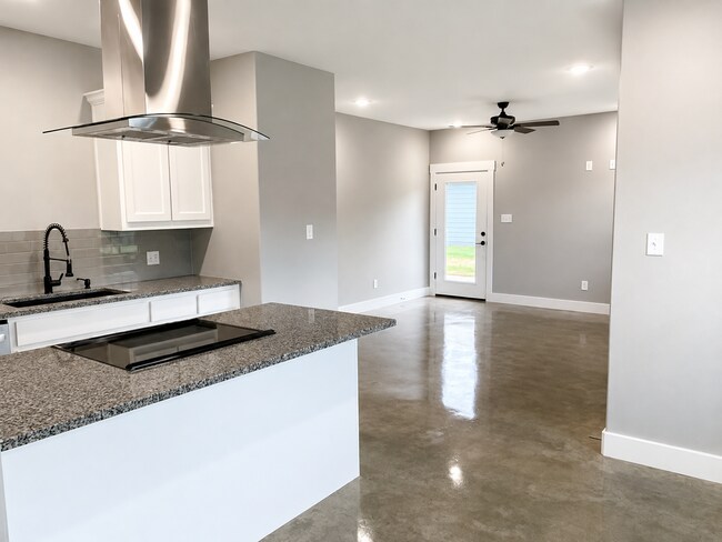 Building Photo - 1213 Oak Dr