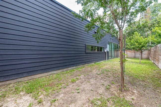 Building Photo - 1601 Beech Dr
