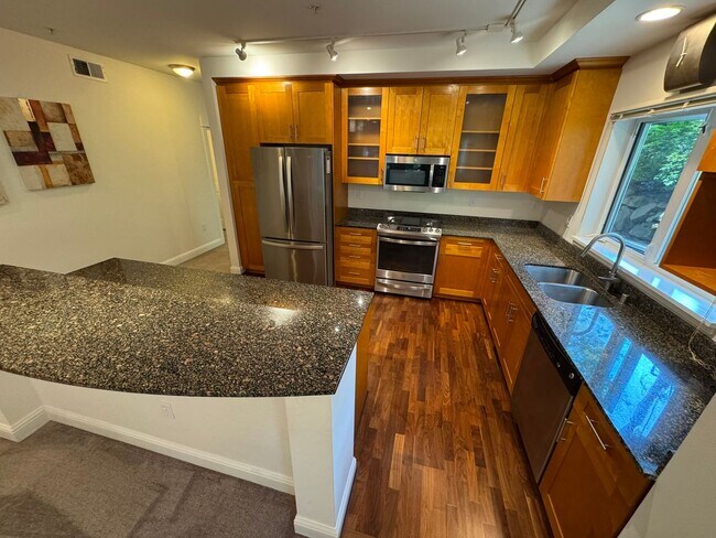 Building Photo - 2bd/1.75ba Issaquah Condo