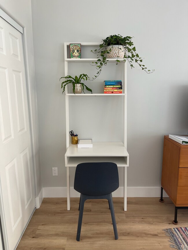 Desk - 4452 Alabama St