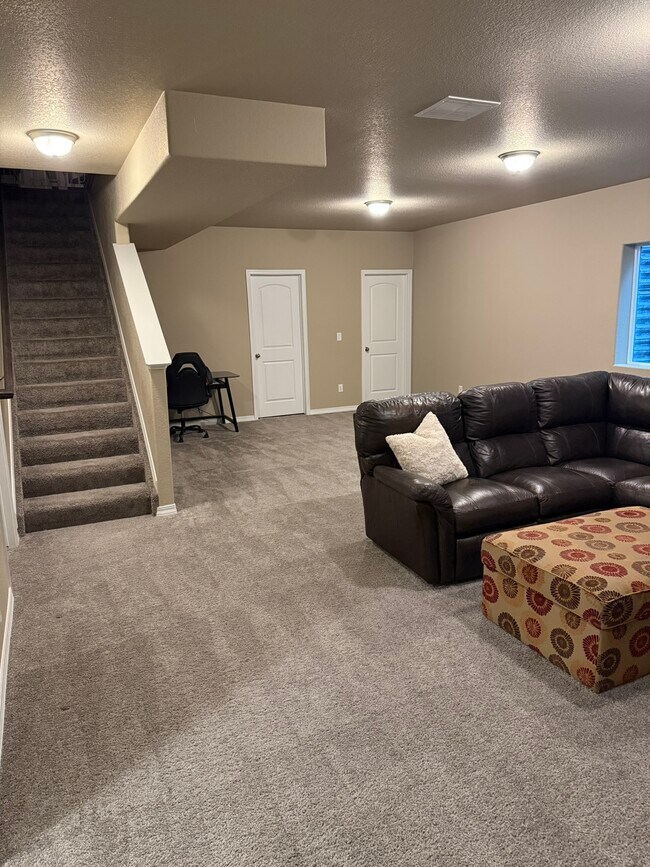 Building Photo - 9958 Golf Crest Dr