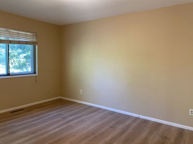 Building Photo - STUDENTS WELCOME! 5 Bedroom 3 Bathroom Bi-Level Single-Family Home in Midtown Fort Collins