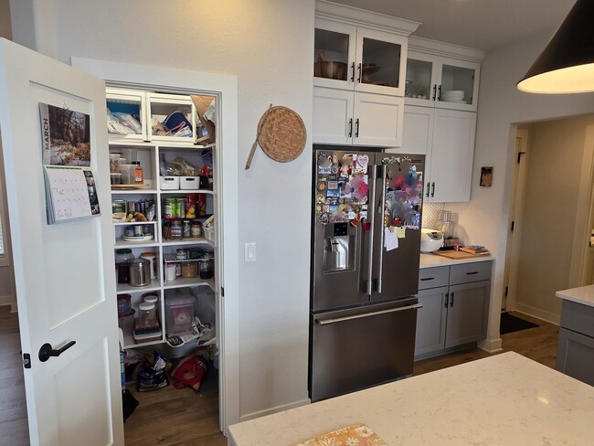 Building Photo - 5 bedroom Pewaukee home in Broken Hill