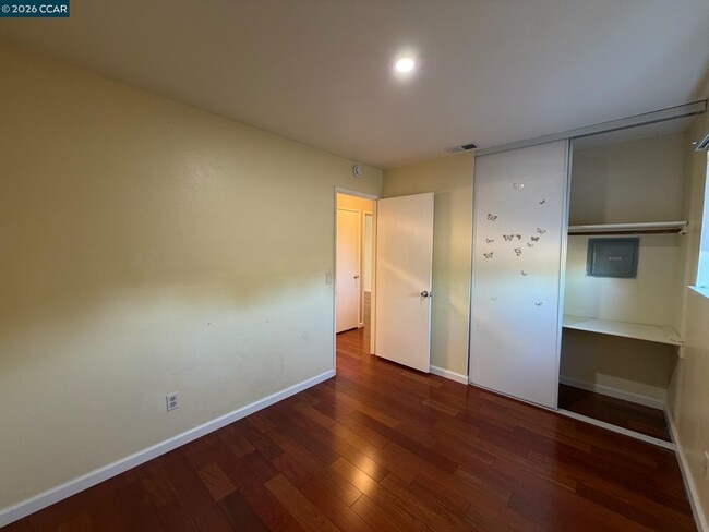 Building Photo - 6 Basin Ct